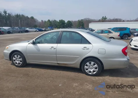2004 Toyota Camry Le z USA, uszkodzony, nr VIN 4T1BE32K94U928118